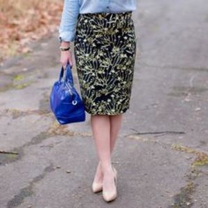 MUST GO! 🎉 Banana Republic floral pencil Skirt!