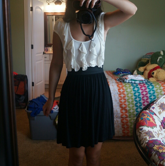 Nice black and white dress with ruffles - Picture 2 of 3