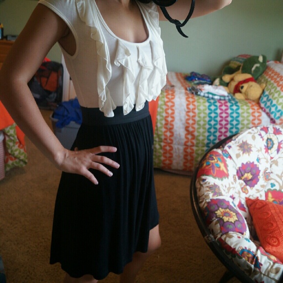 Nice black and white dress with ruffles - Picture 3 of 3