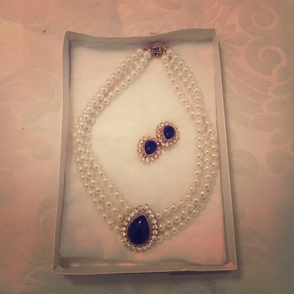 Faux pearl necklace and earrings with faux onyx