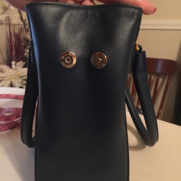 Gorgeous Oscar De La Renta Classic Handbag. - Picture 2 of 4