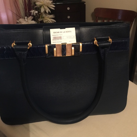 Gorgeous Oscar De La Renta Classic Handbag. - Picture 3 of 4