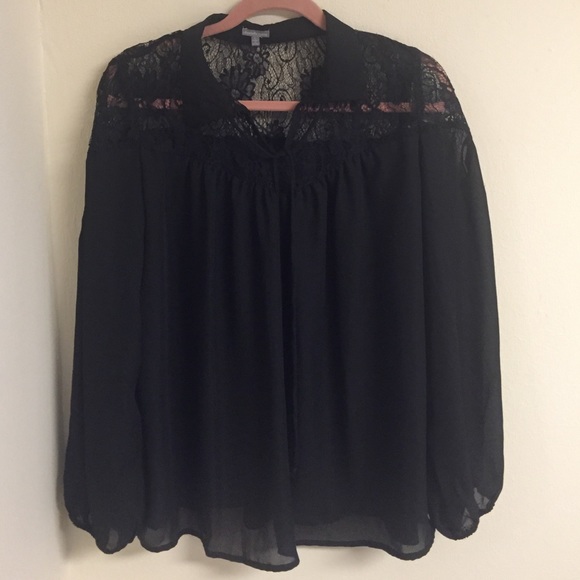 ❌SOLD❌CR black w/lace flowy pheasant type blouse