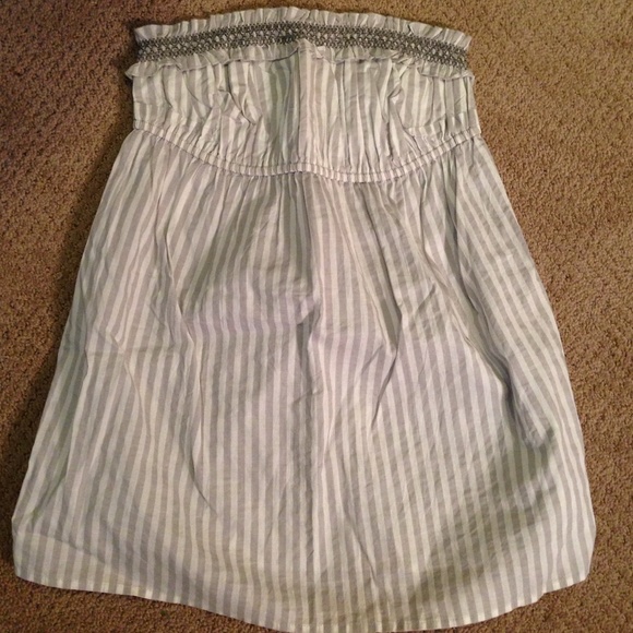 Gray and white tube top.