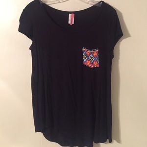 Tee with deco pocket