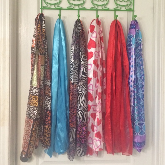 Scarf bundle: 4 scarfs for 16dlrs,   6x 20dlrs