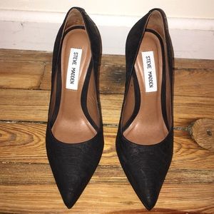 Black point toe pump