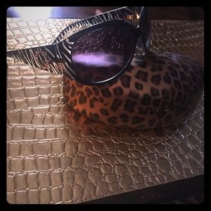 Guess sunglasses with case