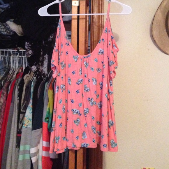 Super cute tank. Size medium. Make me an offer😬