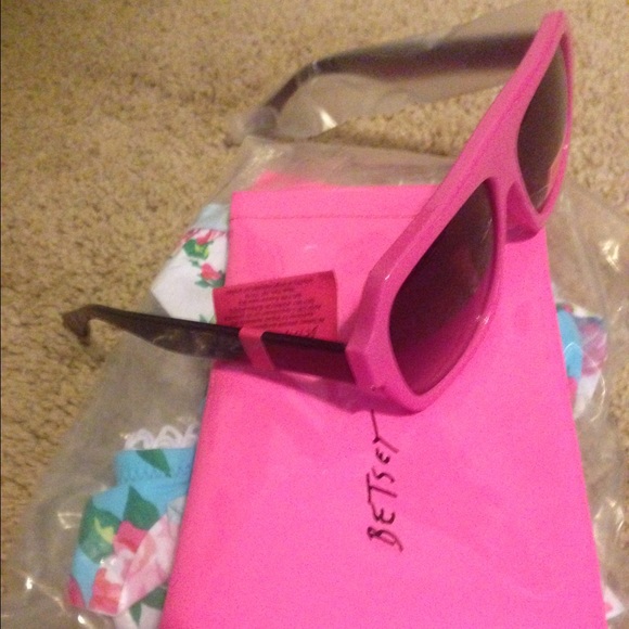 Saturday sale Betsey Johnson sunglasses - Picture 3 of 3