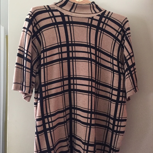 Short sleeve sweater