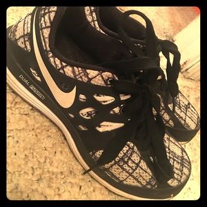 Nike dual fusion tennis shoes