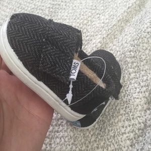 TOMS !!! New Tiny Toms size 2 Unisex