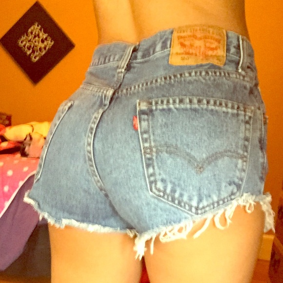 HIGHWAISTED LEVI SHORTS