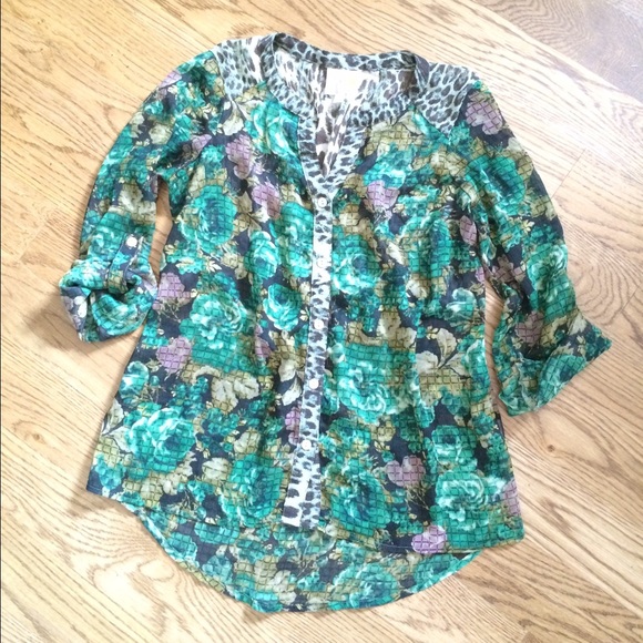 Multi-patterned hi-lo top. - Picture 1 of 3