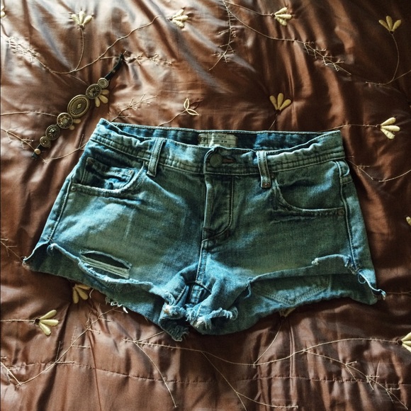 Free People Distressed Shorts 🌿
