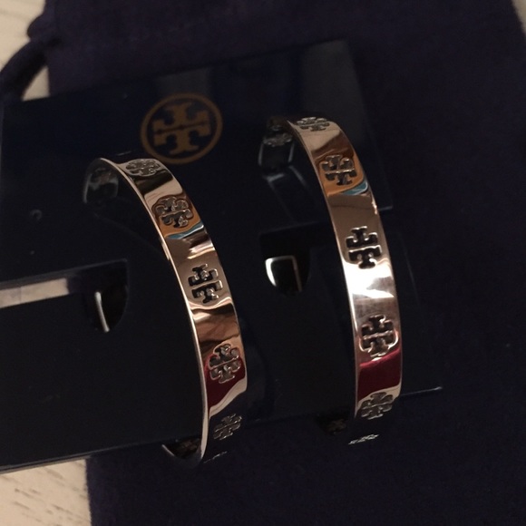 🆕Tory Burch Pierced "T" Hoop silver earrings. NWT - Picture 2 of 4