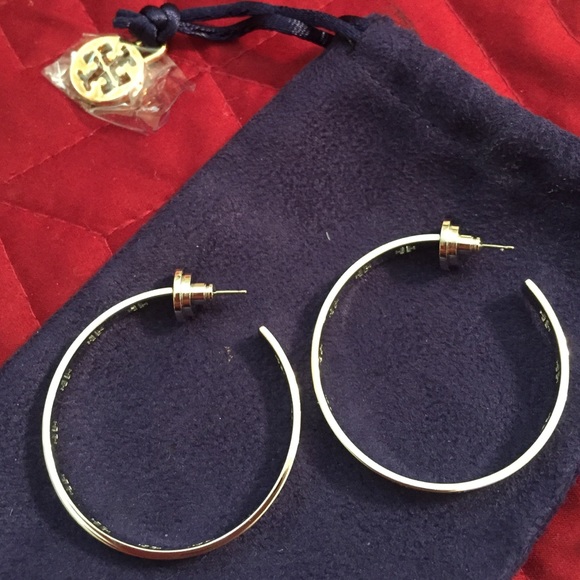 🆕Tory Burch Pierced "T" Hoop silver earrings. NWT - Picture 3 of 4