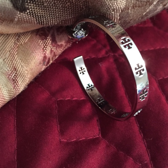 🆕Tory Burch Pierced "T" Hoop silver earrings. NWT - Picture 4 of 4