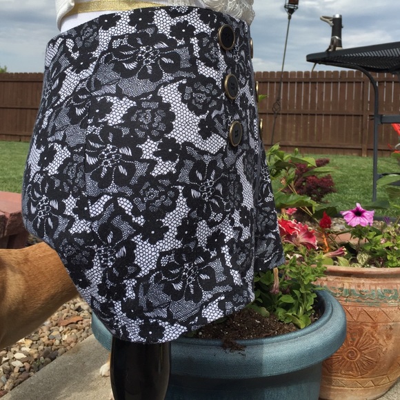 High waisted Black lace patterned shorts w buttons - Picture 2 of 4