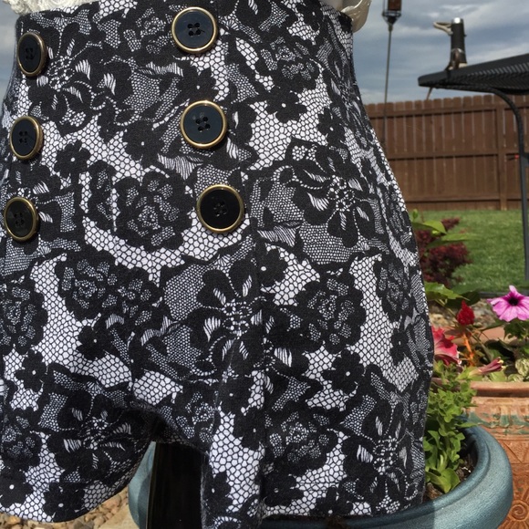 High waisted Black lace patterned shorts w buttons - Picture 4 of 4