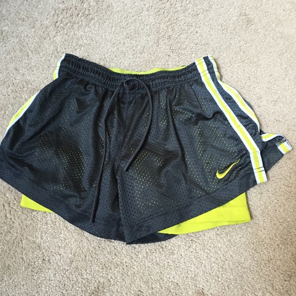 ❌SOLD❌Nike size small like green shorts with - Picture 1 of 3