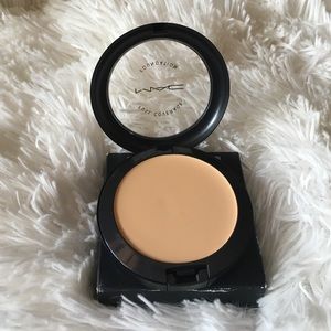 MAC Cosmetics Full Coverage Foundation - NC20