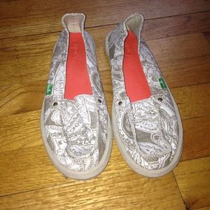 Sanuks- khaki and cream