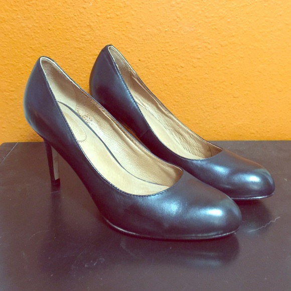 Black leather round toe pumps