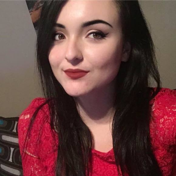 Meet your Posher, Hannah - Picture 1 of 3