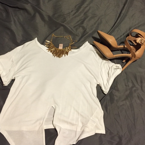 ❌SOLD❌White tie in the front crop top