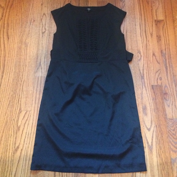 Black detailed dress