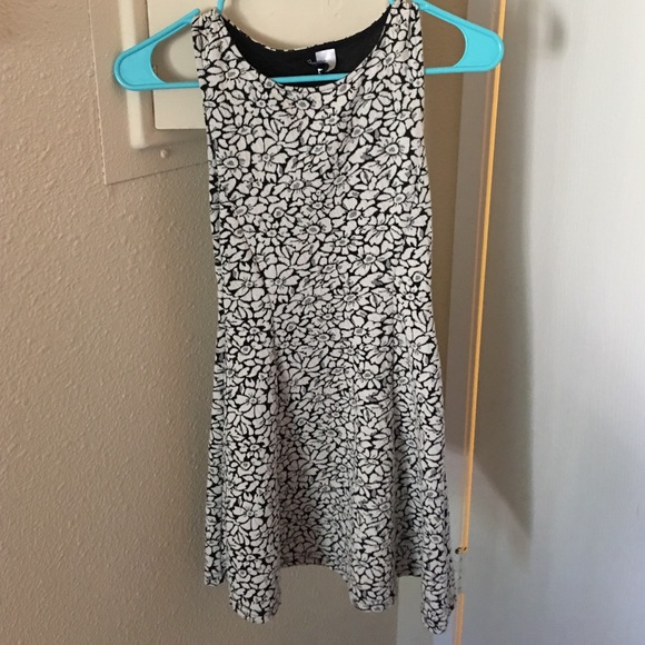 H&M Dresses & Skirts - Floral Form Fitting Dress