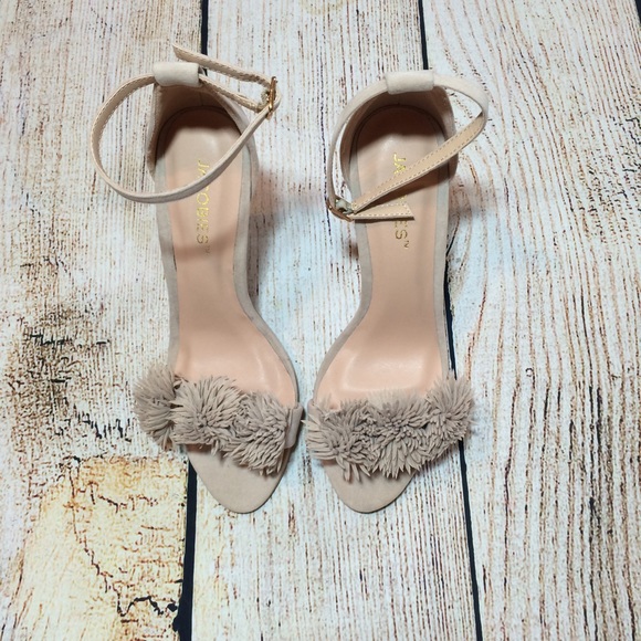 Nude Fringe Heel ✨✨✨ - Picture 2 of 4