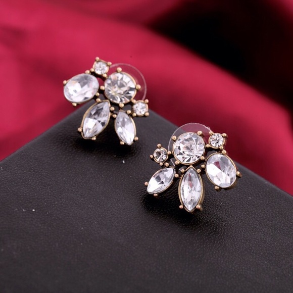 Jewelry - • SALE • Last 1 • Vintage Style Stud Earrings •