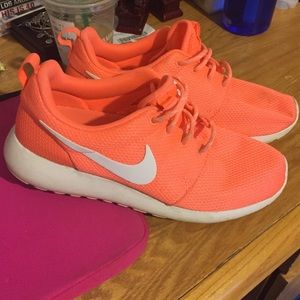 Nike Roche mango colored