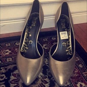 Gold heels!!!!!!🎀🎀 Super cute for any occasion!!