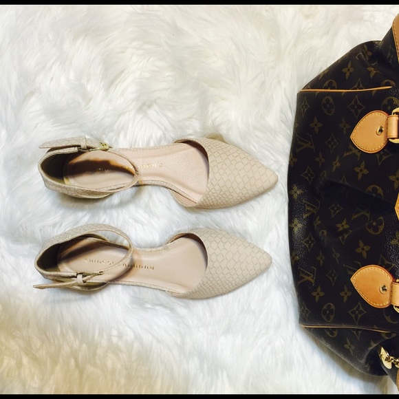 Chinese Laundry Shoes - 🎉HP🎉Chinese Laundry Embossed Snake Print Pointed