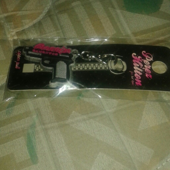 Perez Hilton Influencer Gossip Gangster Gun zipper keychain charm/zipper-pull - Picture 4 of 4