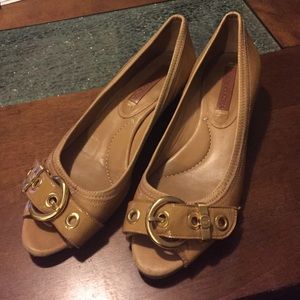 BCBG mini wedge