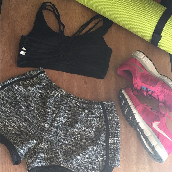 !SALE! Strappy sports bra - Picture 3 of 4