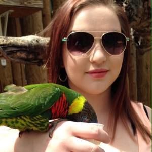 Meet your Posher, Larissa