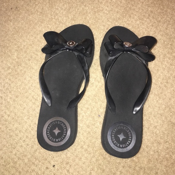 BCBG Shoes - BCBG black flip flops