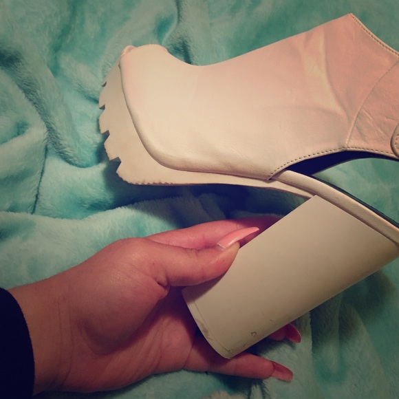 Chunky heel peep toe