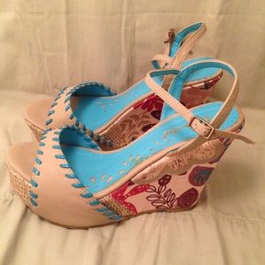 Bonnibel Floral Wedge with Blue Accents size 7