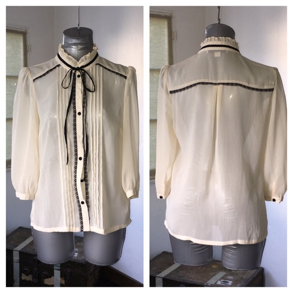 Forever 21 Tops - 👚Forever 21 sheer top with lace