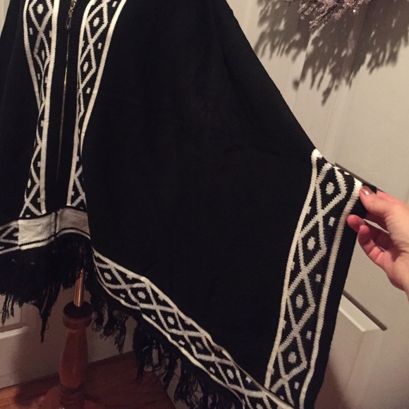 B&W zip up poncho sweater - Picture 2 of 4