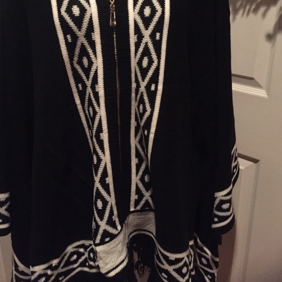 B&W zip up poncho sweater - Picture 3 of 4