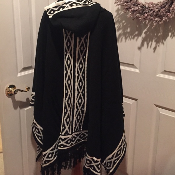 B&W zip up poncho sweater - Picture 4 of 4
