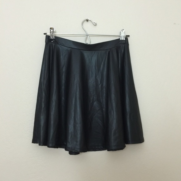 💥SALE💥 Black Faux Leather Skater Skirt - Picture 2 of 4